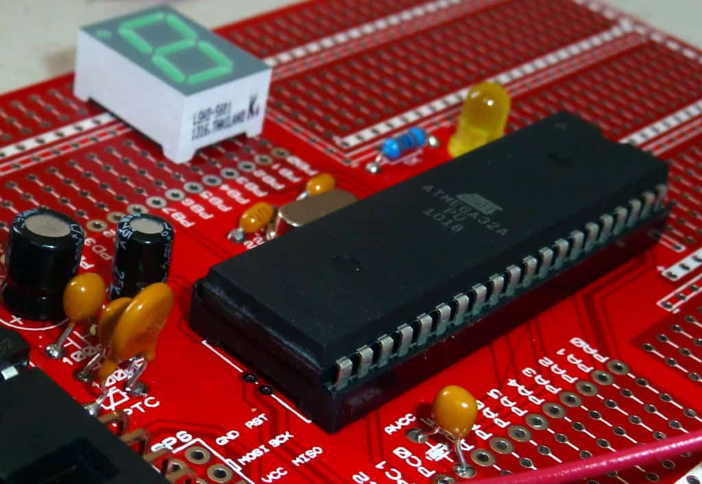 Microcontroller tutorial: Atmega32 in a circuit